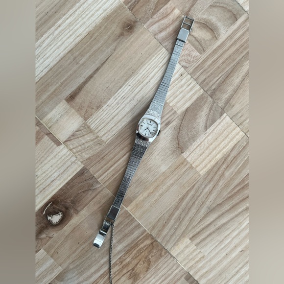 Seiko Ladies Watch Vintage Mechanical Winding Silver Tone Bracelet and Dial - Picture 7 of 15